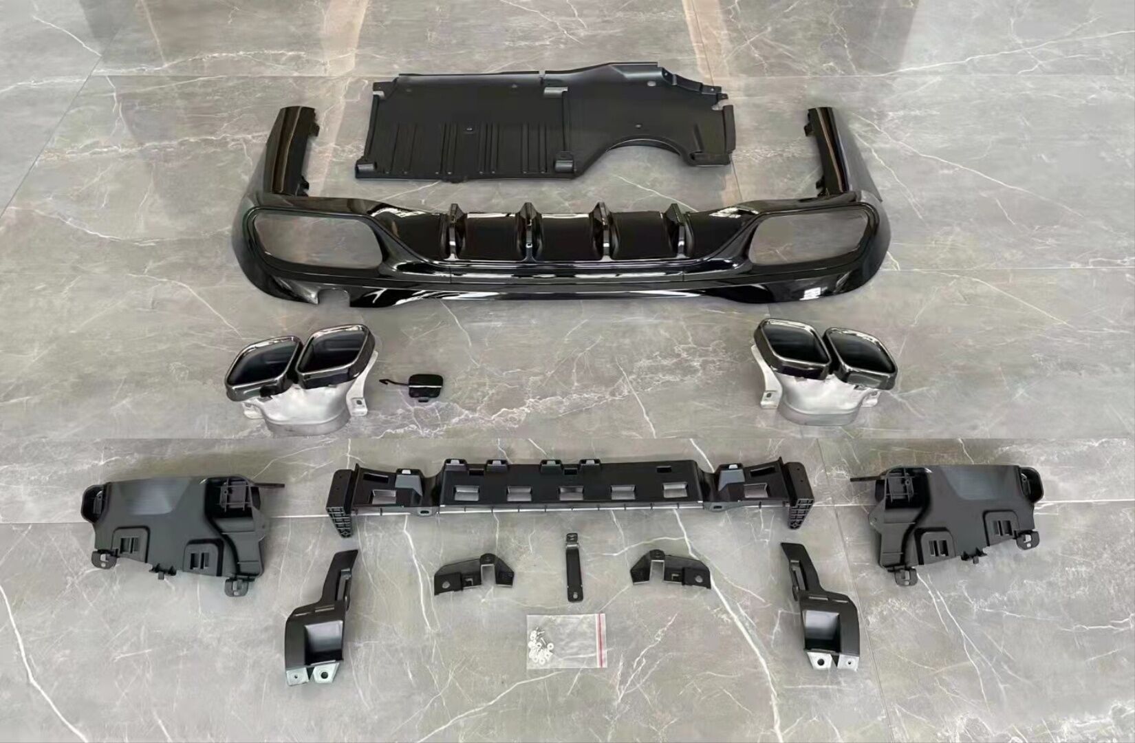 Mercedes W206 C63 Uyumlu AMG Difüzör (Parlak Siyah) ve Egzoz Seti