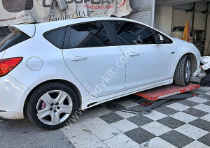 Opel Astra J Uyumlu Yedek Parça Delikli Marşpiyel
