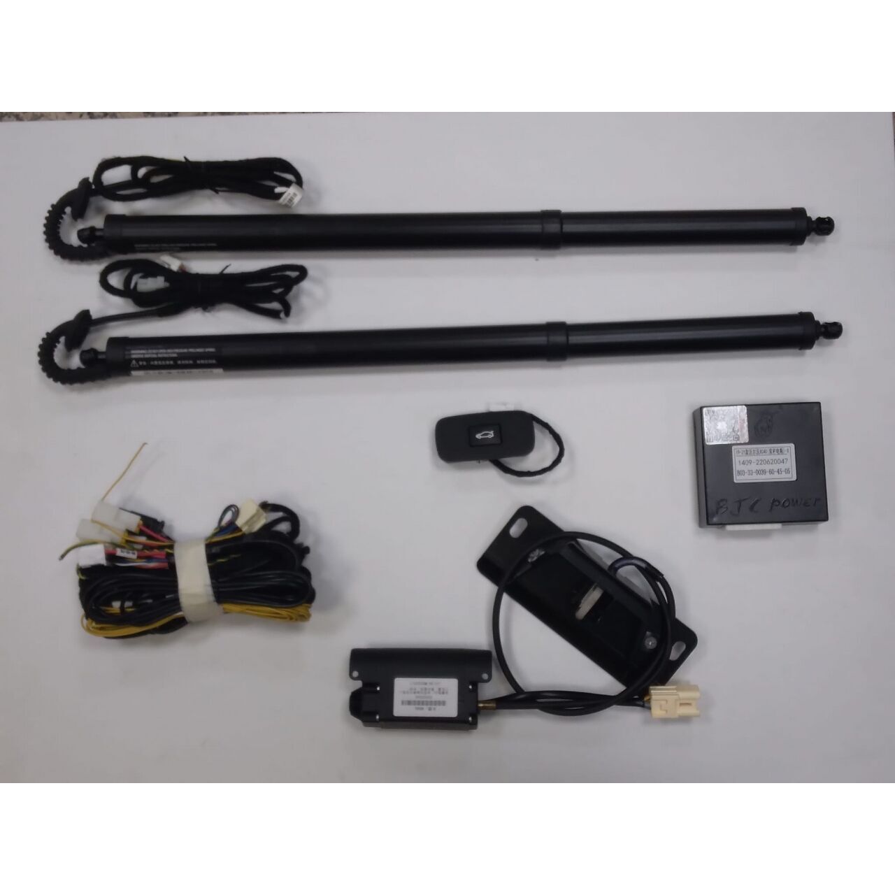 Volvo XC40 2020+ Uyumlu Yedek Parça Çift Motor Otomatik Bagaj Açma