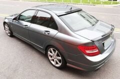 Mercedes W204 Uyumlu Cam Üstü Spoiler Parlak Siyah