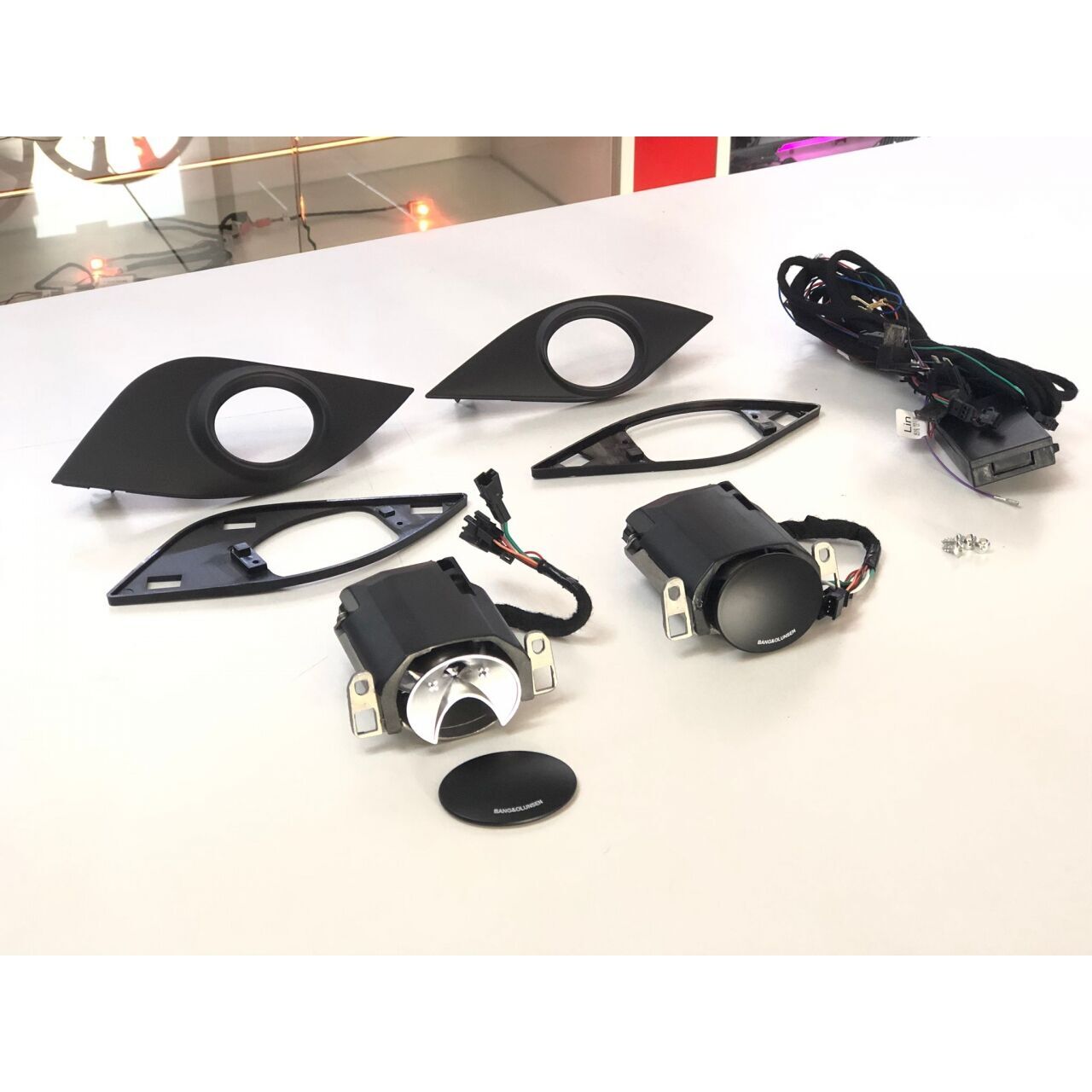 Audi A5 2017-2022 Uyumlu Yedek Parça B&O Lifting Motorlu 30 Renk Işıklı Tweeter